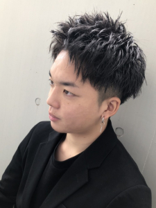 スタッフ「エノモト ケイ」が担当したヘアスタイル「黒髪マッシュスタイル」