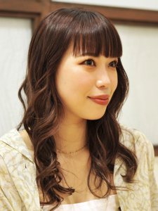 ヘア・アイラッシュ・ネイル「グレープバイン / レミア」のヘアスタイル「巻き髪／チェリーレッド／ハイライト／韓国カラー」