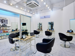 ヘア・アイラッシュ・ネイル「グレープバイン / レミア」の店舗「Replica Kamiooka  【Short Bob style Specialized  Salon】」