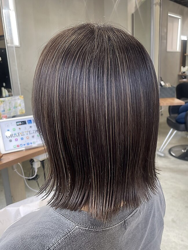 辻堂にある美容室・美容院「GRAPE VINES Tsujido（グレープバイン　ツジドウ）」のヘアスタイル「グレー系ハイライト」の拡大画像