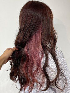 ヘア・アイラッシュ・ネイル「グレープバイン / レミア」のヘアスタイル「ピンクインナーカラー」